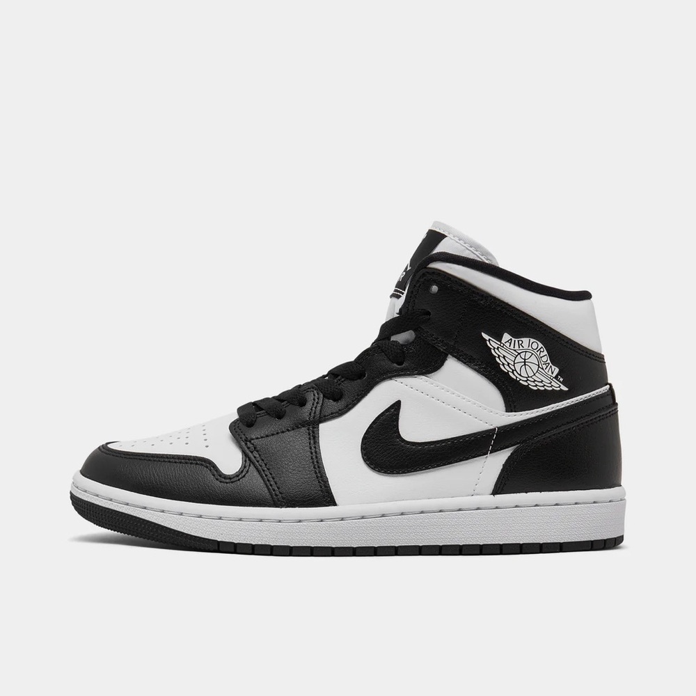 Nike Jordans Mid SE- Black and White